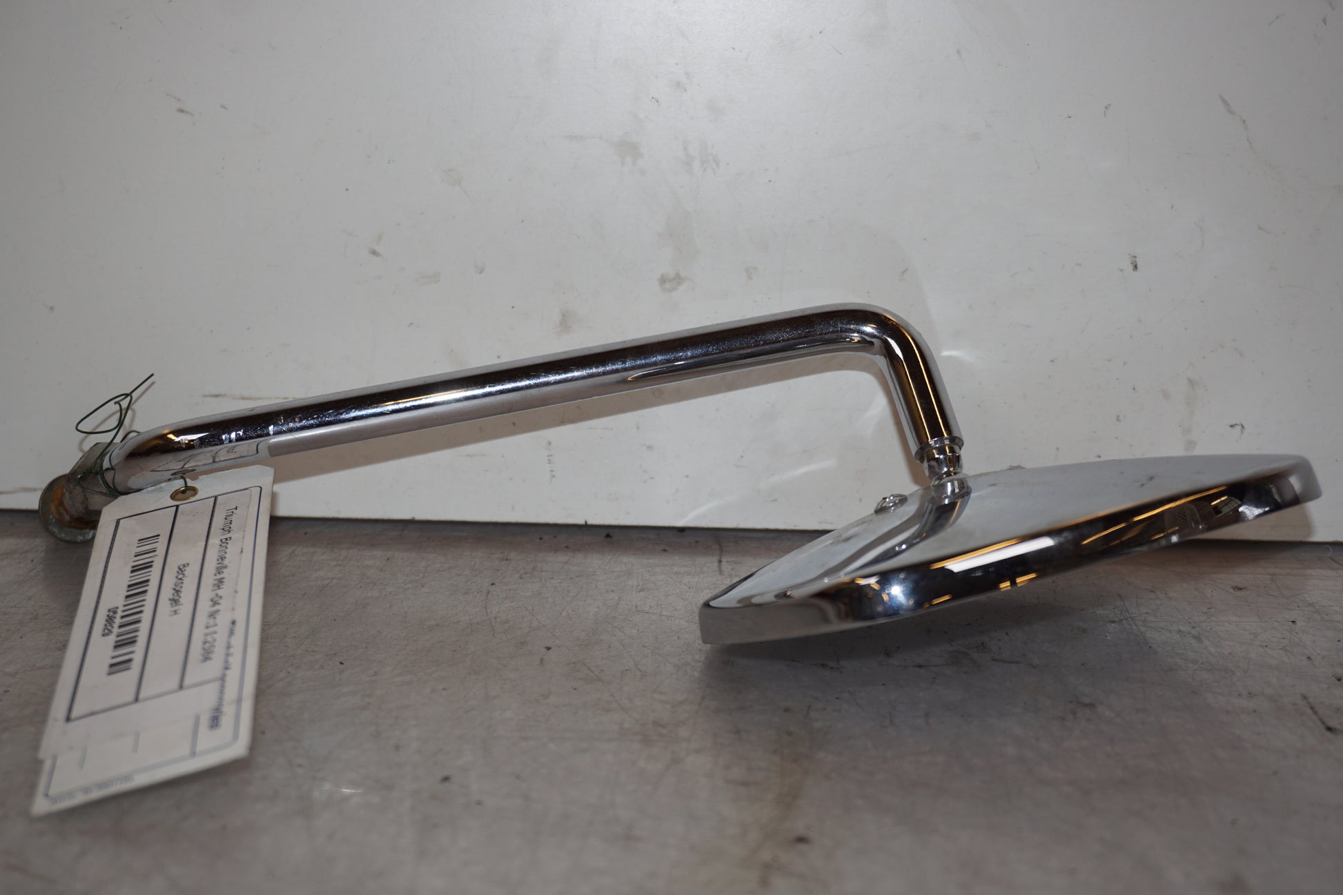 Vänster sida på Backspegel från en Triumph Bonneville -2004 motorcykel.