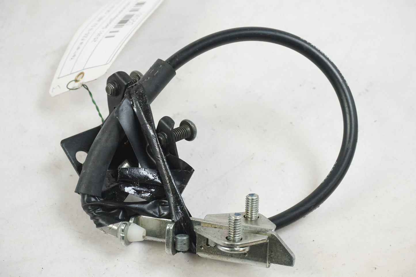 Framsidan på Sadellåsmekanism från en Yamaha FZ-6 -2008 motorcykel.