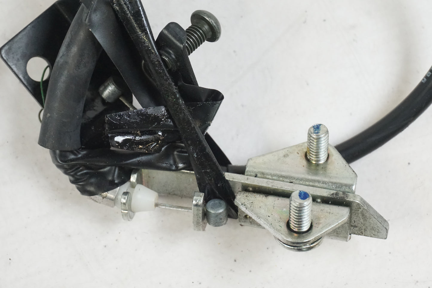 Baksidan på Sadellåsmekanism från en Yamaha FZ-6 -2008 motorcykel.