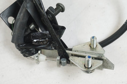 Baksidan på Sadellåsmekanism från en Yamaha FZ-6 -2008 motorcykel.