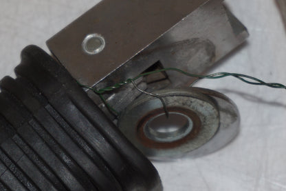 Snett nerifrån på Fotpinne från en Suzuki LS 650 -1999 motorcykel.