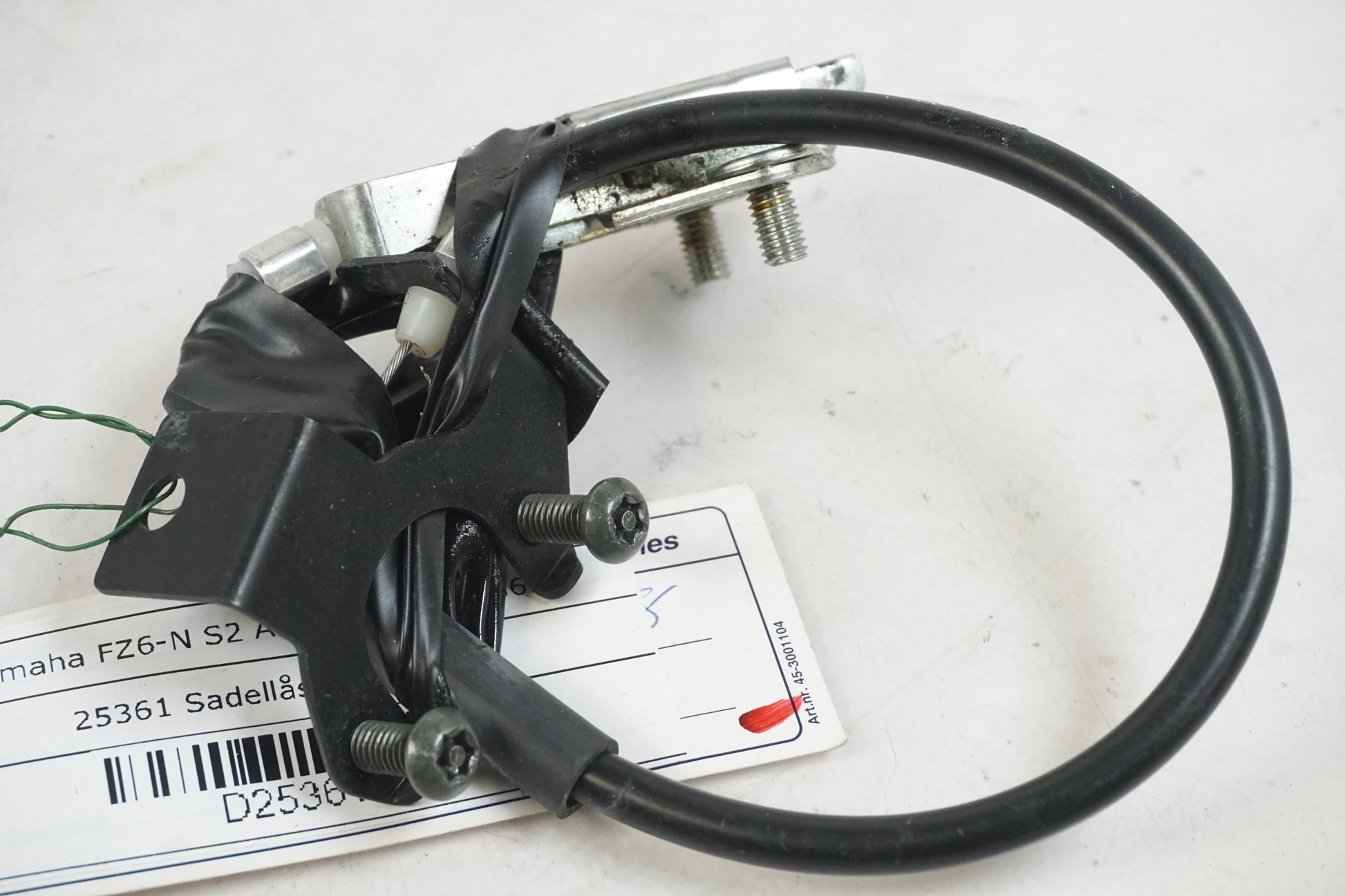 Höger sida på Sadellåsmekanism från en Yamaha FZ-6 -2008 motorcykel.