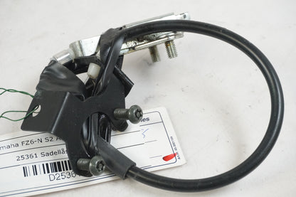 Höger sida på Sadellåsmekanism från en Yamaha FZ-6 -2008 motorcykel.