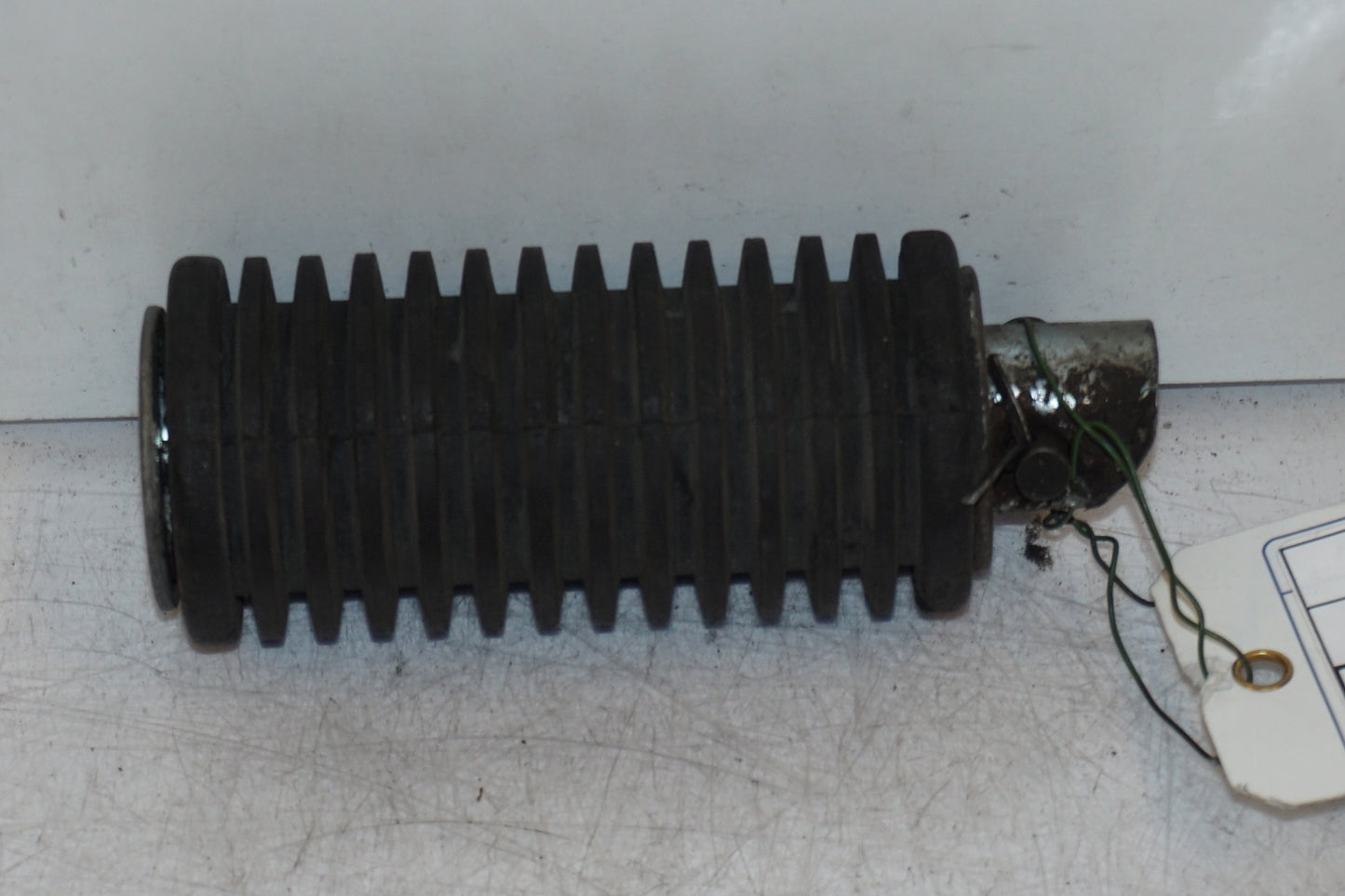 Framsidan på Fotpinne från en Suzuki DR 650 -1993 motorcykel.