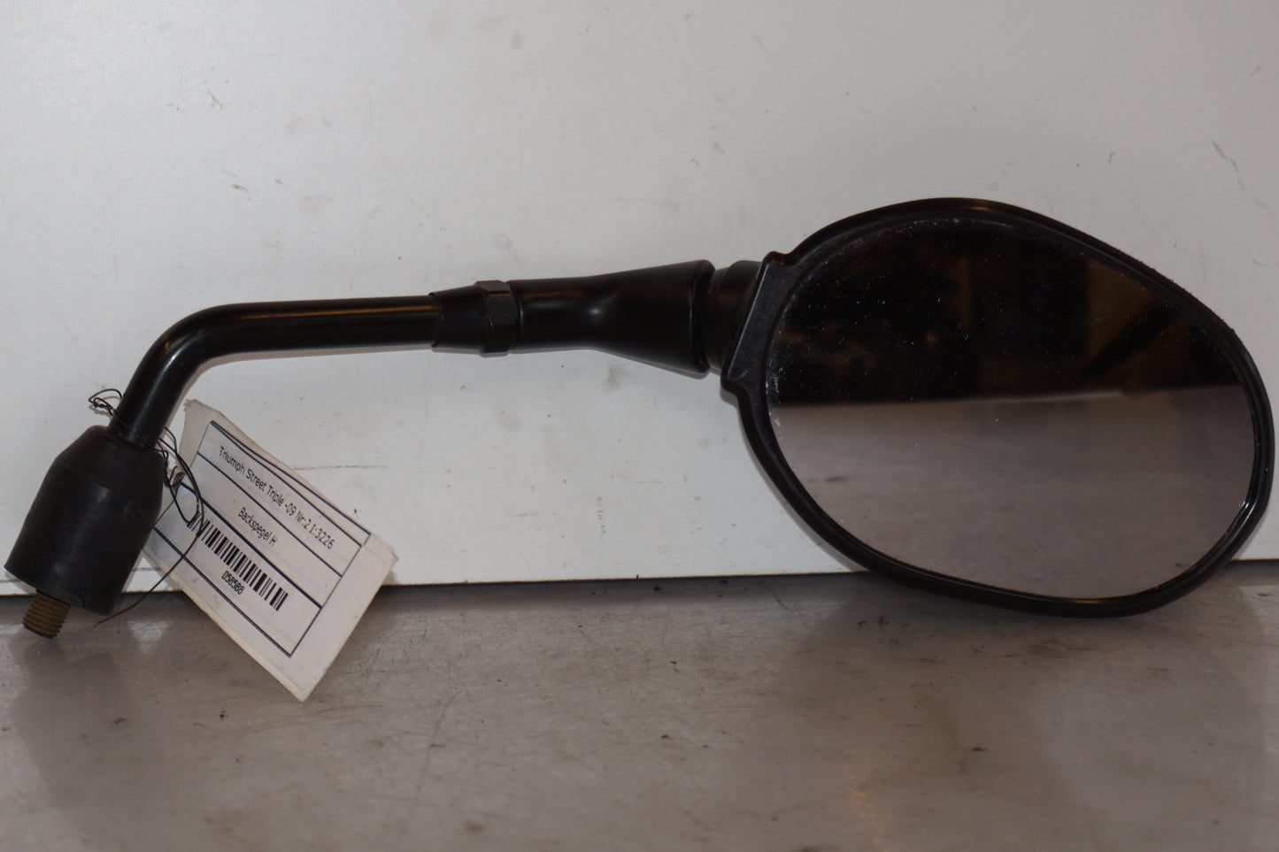 Framsidan på Backspegel från en Triumph Street Triple -2009 motorcykel.