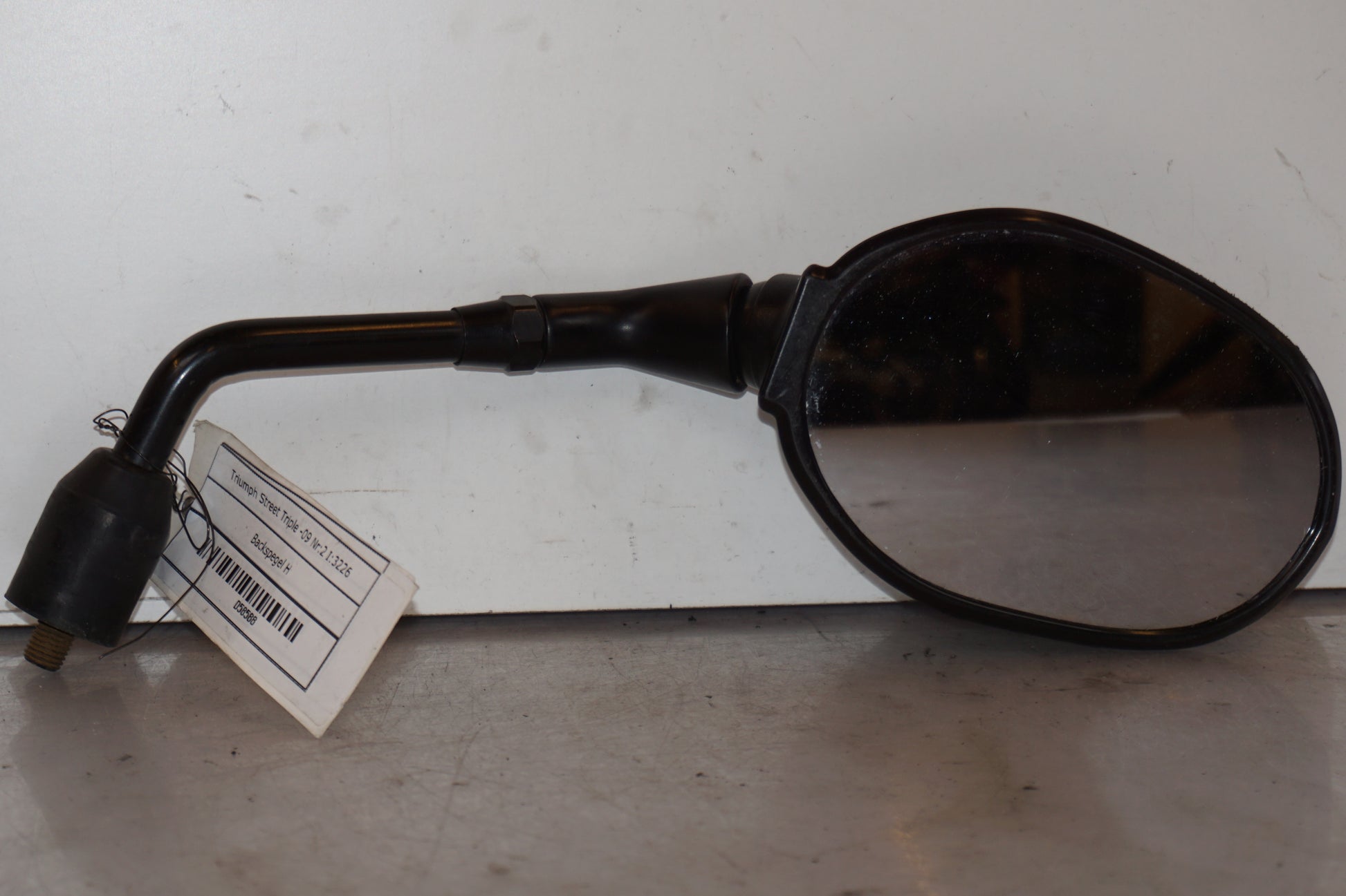 Framsidan på Backspegel från en Triumph Street Triple -2009 motorcykel.