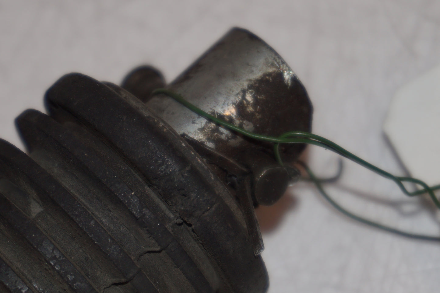 Snett nerifrån på Fotpinne från en Suzuki DR 650 -1993 motorcykel.