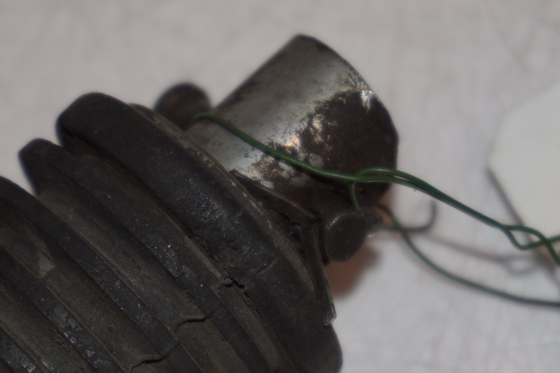 Snett nerifrån på Fotpinne från en Suzuki DR 650 -1993 motorcykel.