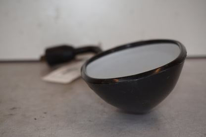 Snett nerifrån på Backspegel från en Triumph Street Triple -2009 motorcykel.