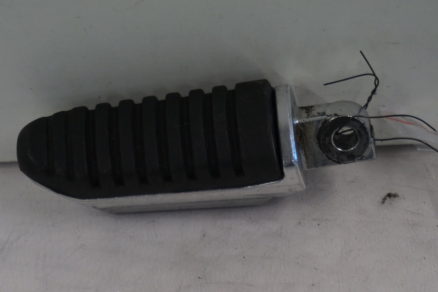 Framsidan på Fotpinne från en Suzuki GSF 650 -2011 motorcykel.