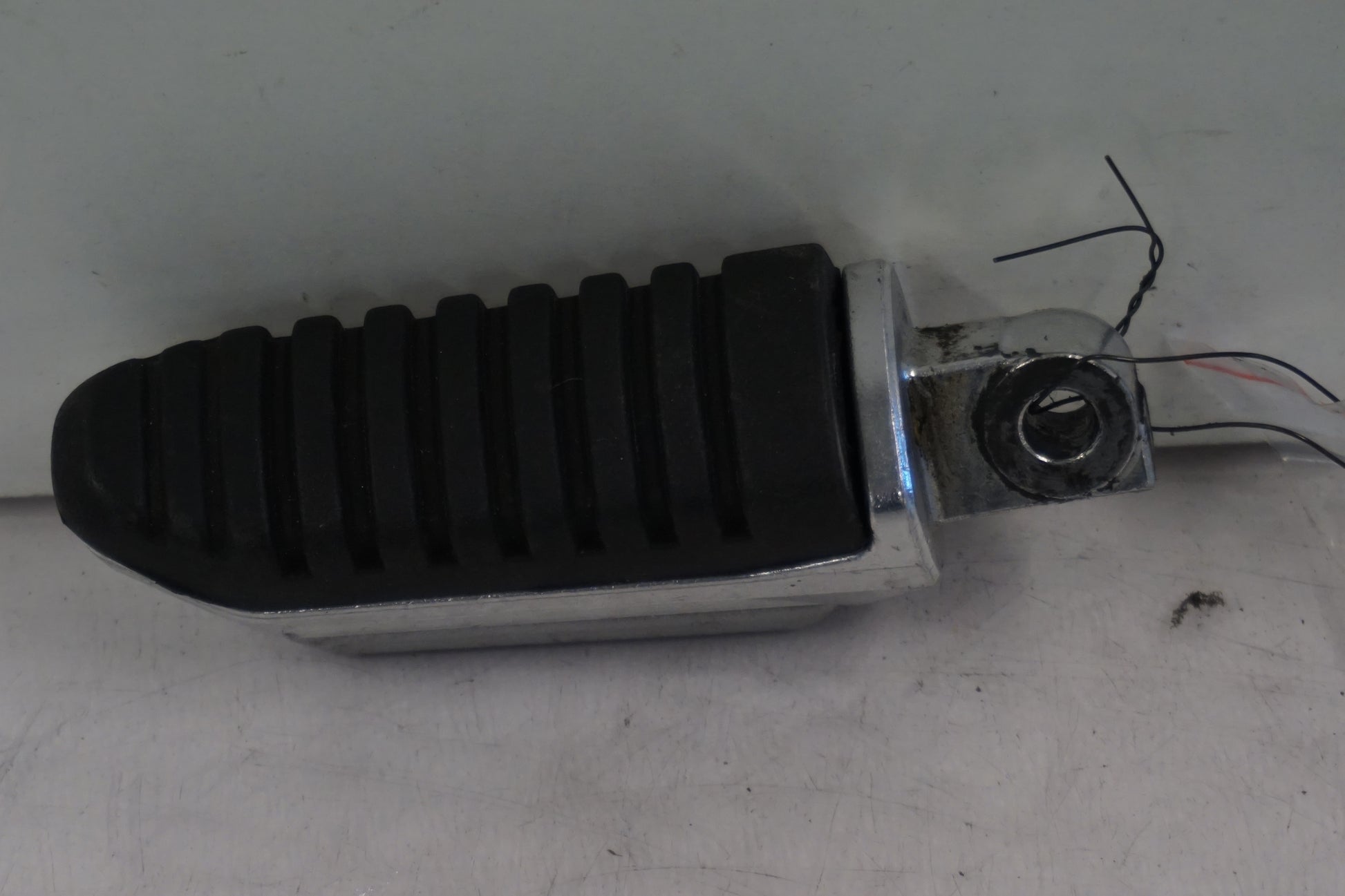 Framsidan på Fotpinne från en Suzuki GSF 650 -2011 motorcykel.