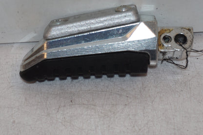 Höger sida på Fotpinne från en Suzuki GSF 650 -2011 motorcykel.