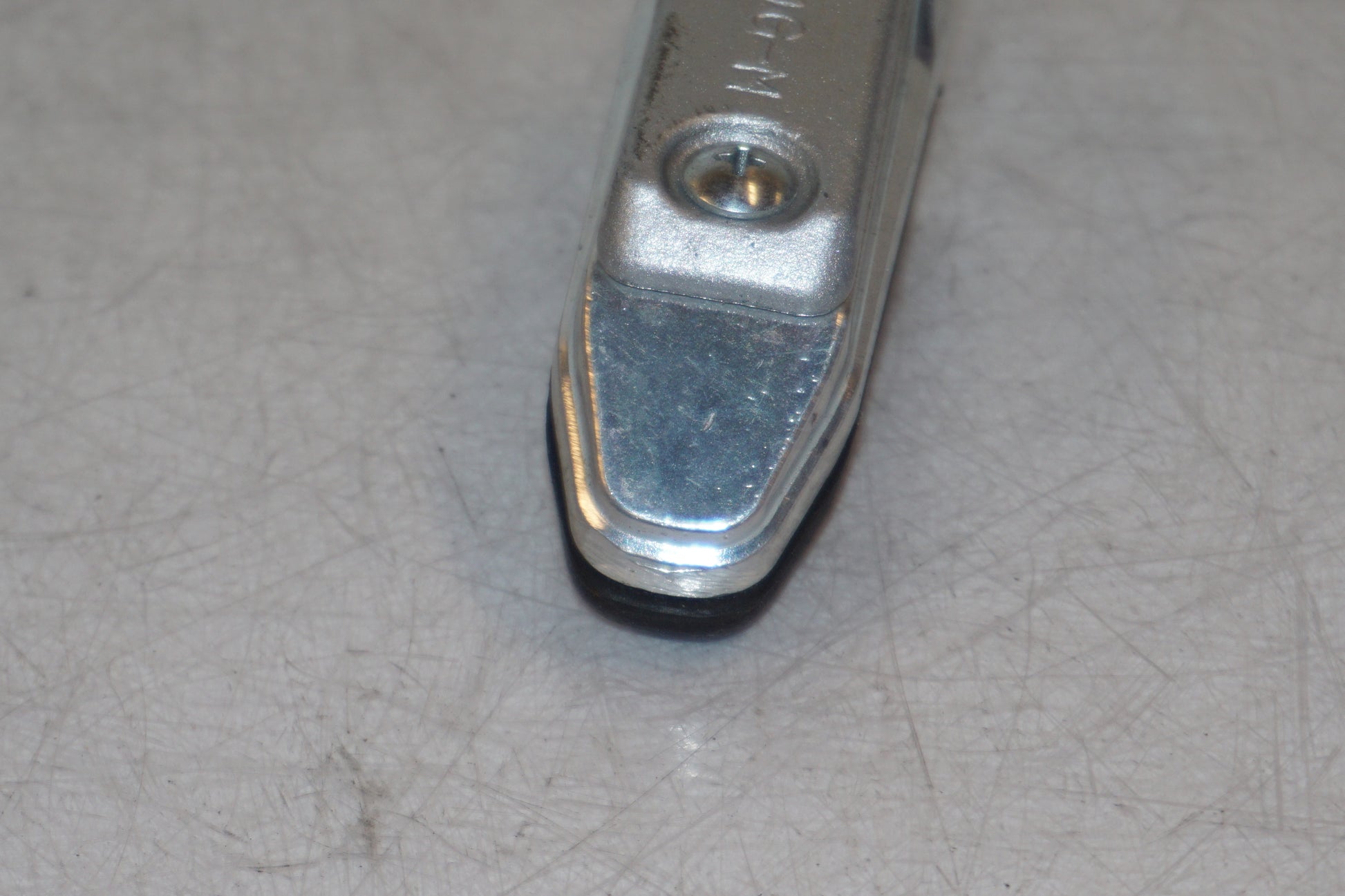 Vänster sida på Fotpinne från en Suzuki GSF 650 -2011 motorcykel.