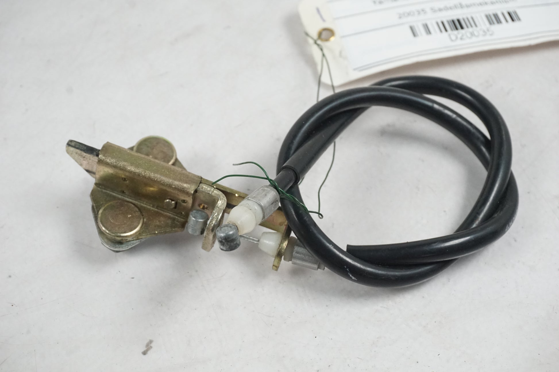 Framsidan på Sadellåsmekanism från en Yamaha XJ 900 S -1999 motorcykel.