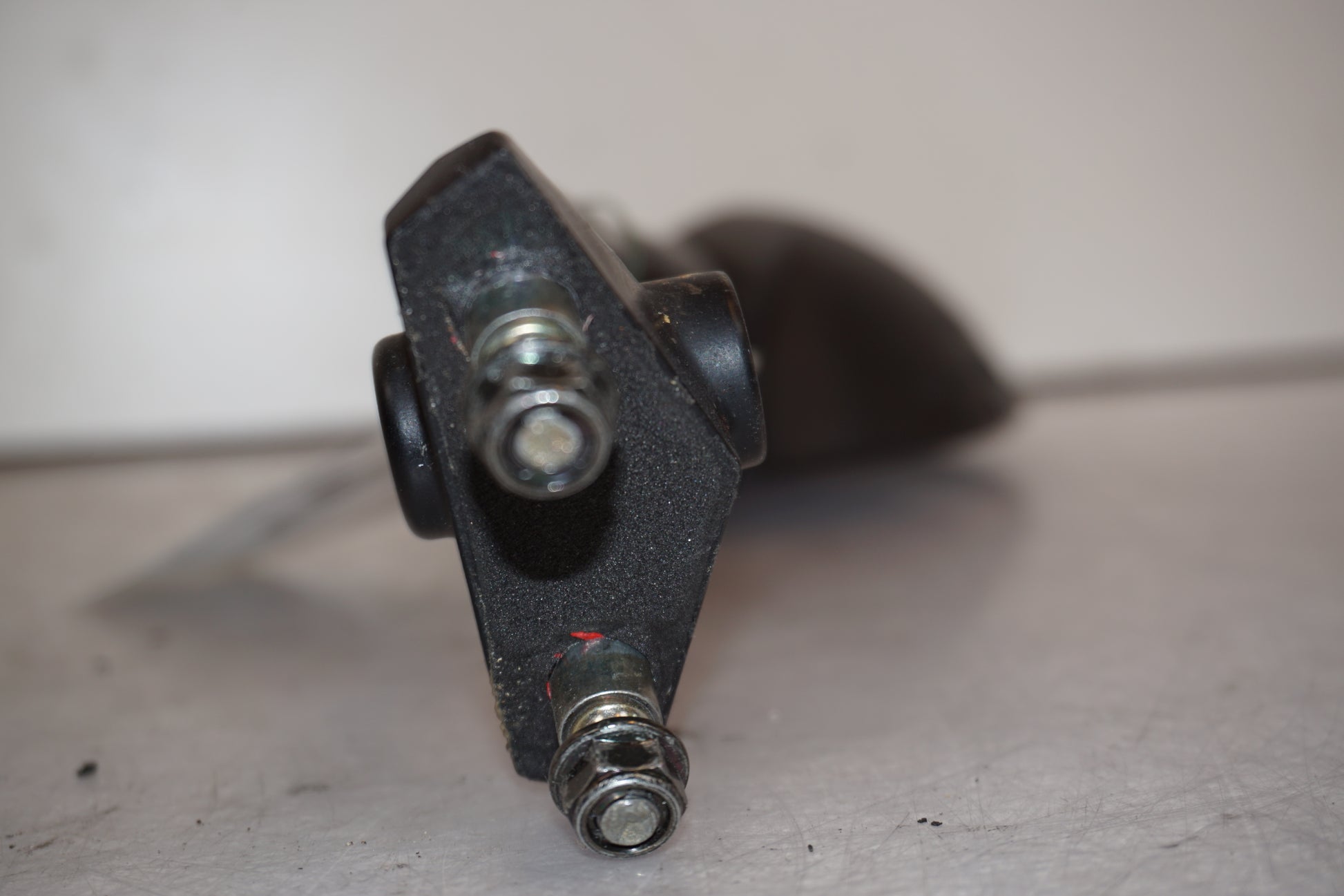 Snett uppifrån på Backspegel från en Triumph Daytona 650 -2005 motorcykel.