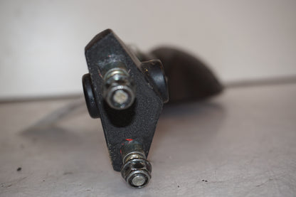 Snett uppifrån på Backspegel från en Triumph Daytona 650 -2005 motorcykel.