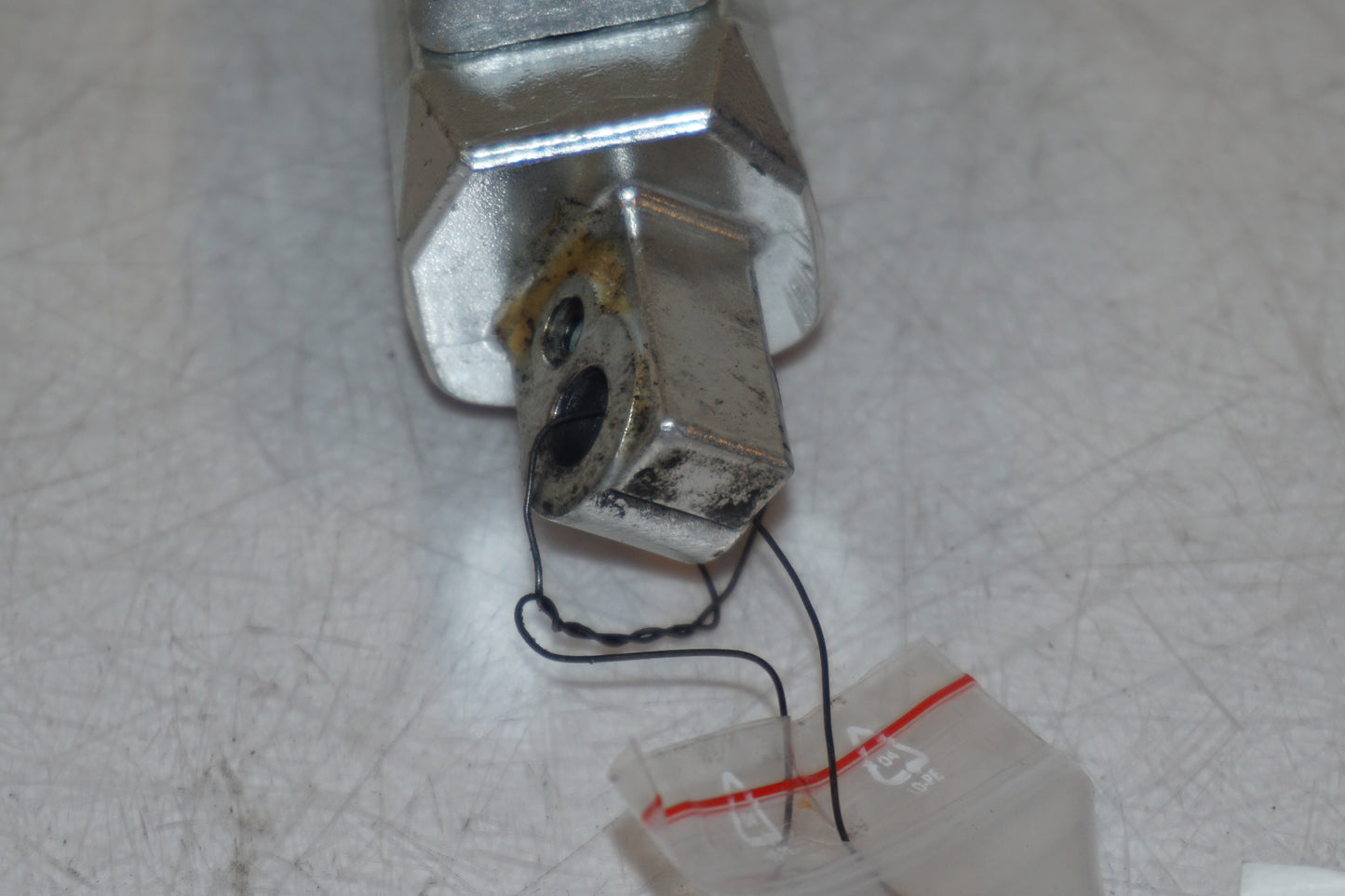 Snett uppifrån på Fotpinne från en Suzuki GSF 650 -2011 motorcykel.