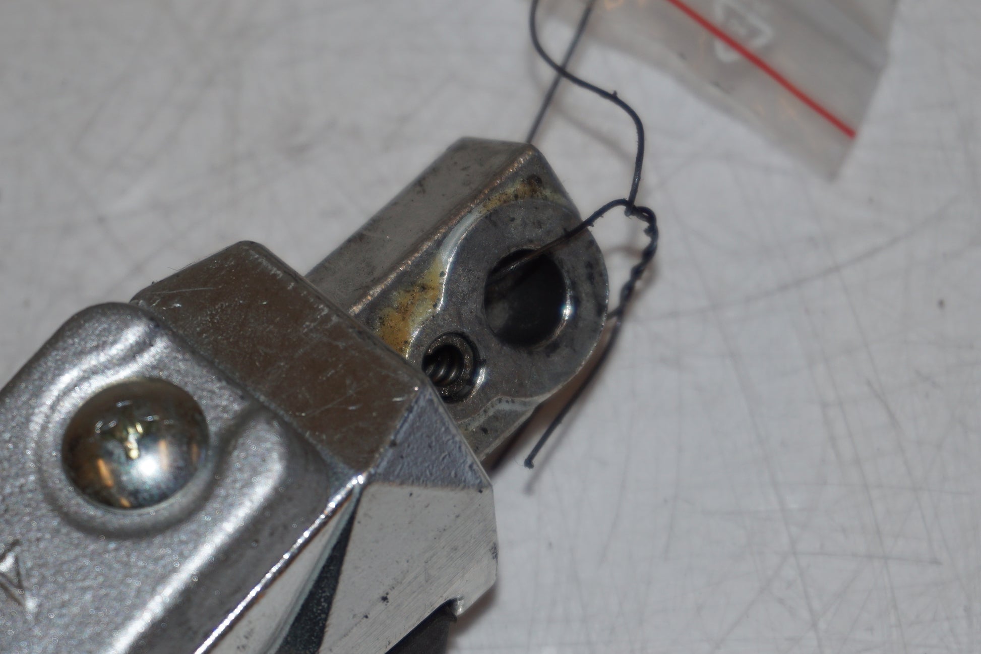 Snett nerifrån på Fotpinne från en Suzuki GSF 650 -2011 motorcykel.