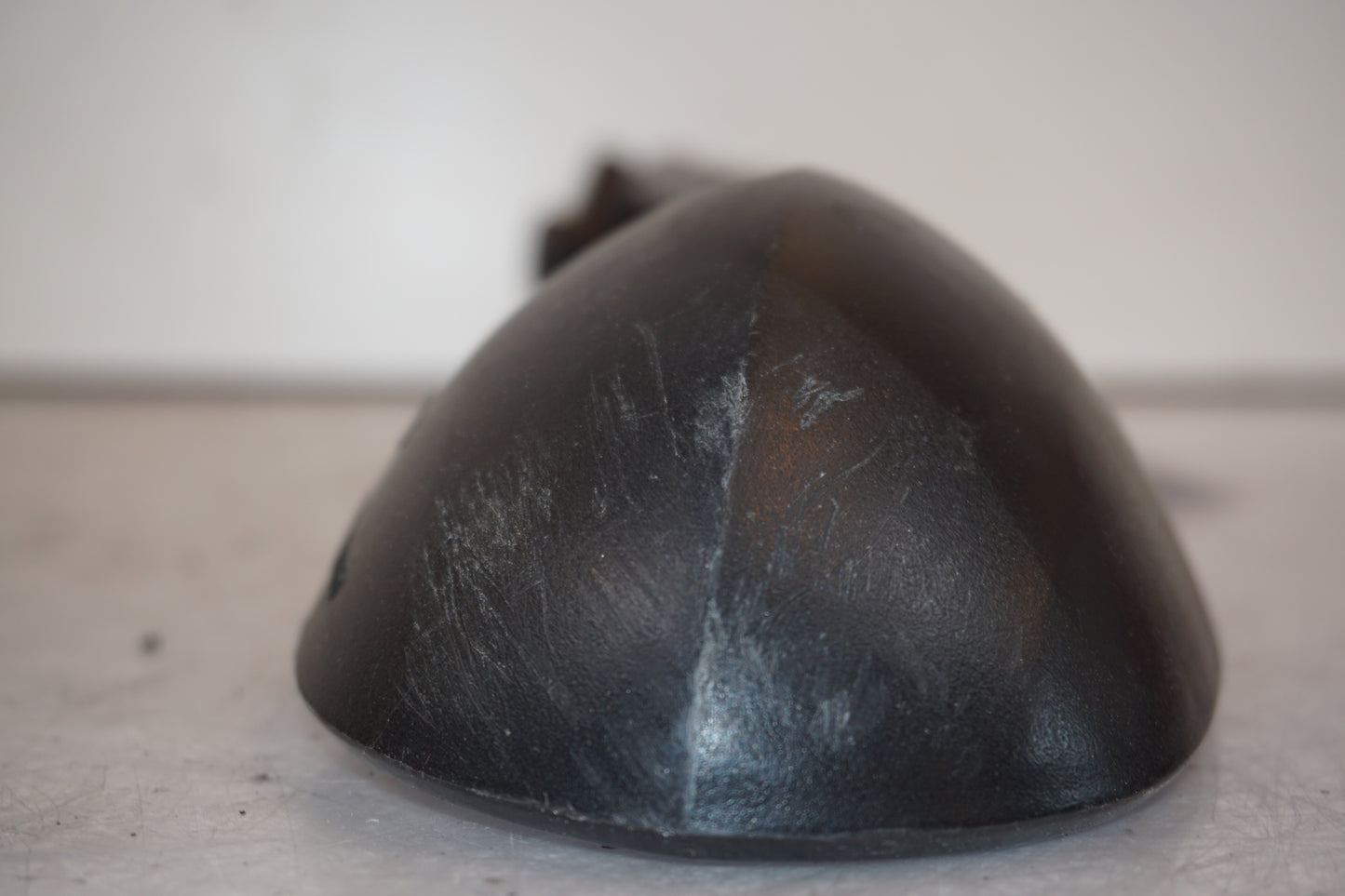 Snett nerifrån på Backspegel från en Triumph Daytona 650 -2005 motorcykel.