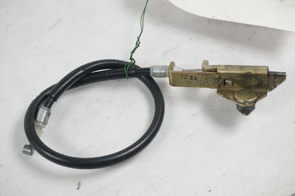 Framsidan på Sadellåsmekanism från en Yamaha FZ-S 600 -1999 motorcykel.