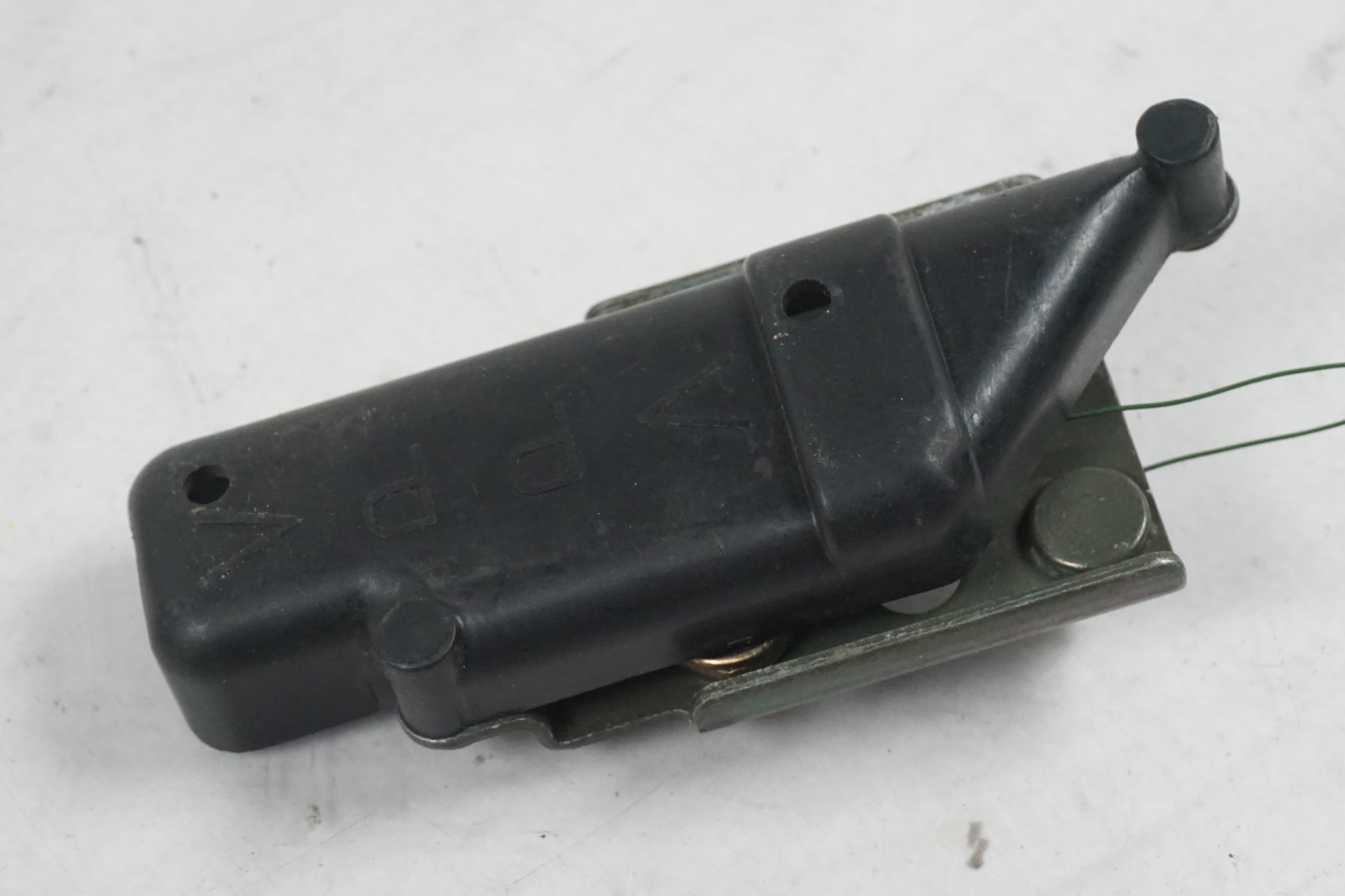 Framsidan på Sadellåsmekanism från en Yamaha YZF 1000 R1 -2000 motorcykel.