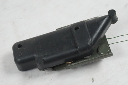 Framsidan på Sadellåsmekanism från en Yamaha YZF 1000 R1 -2000 motorcykel.