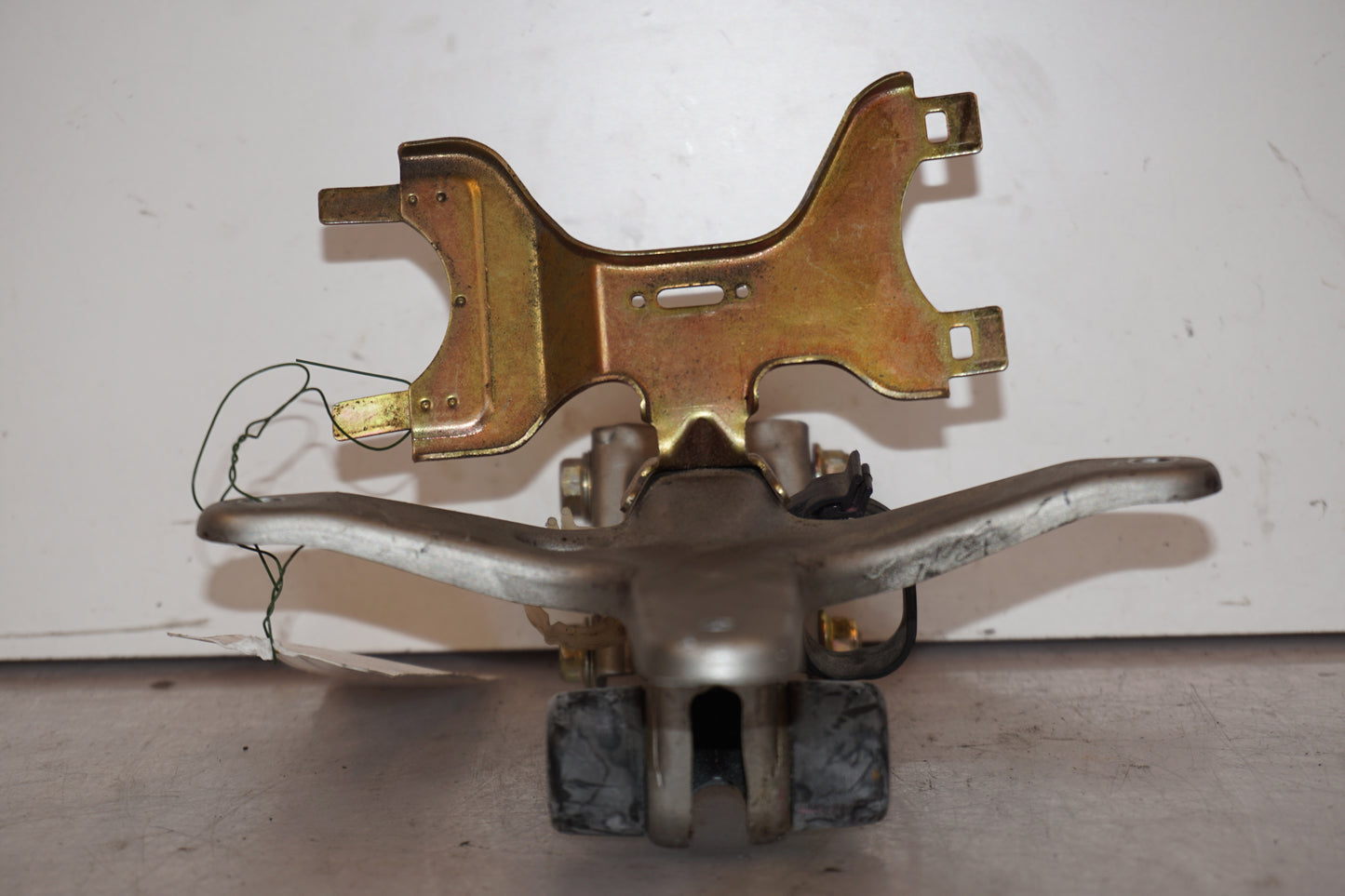 Vänster sida på Kåpstag från en Cagiva Gran Canyon 900 ie -1998 motorcykel.