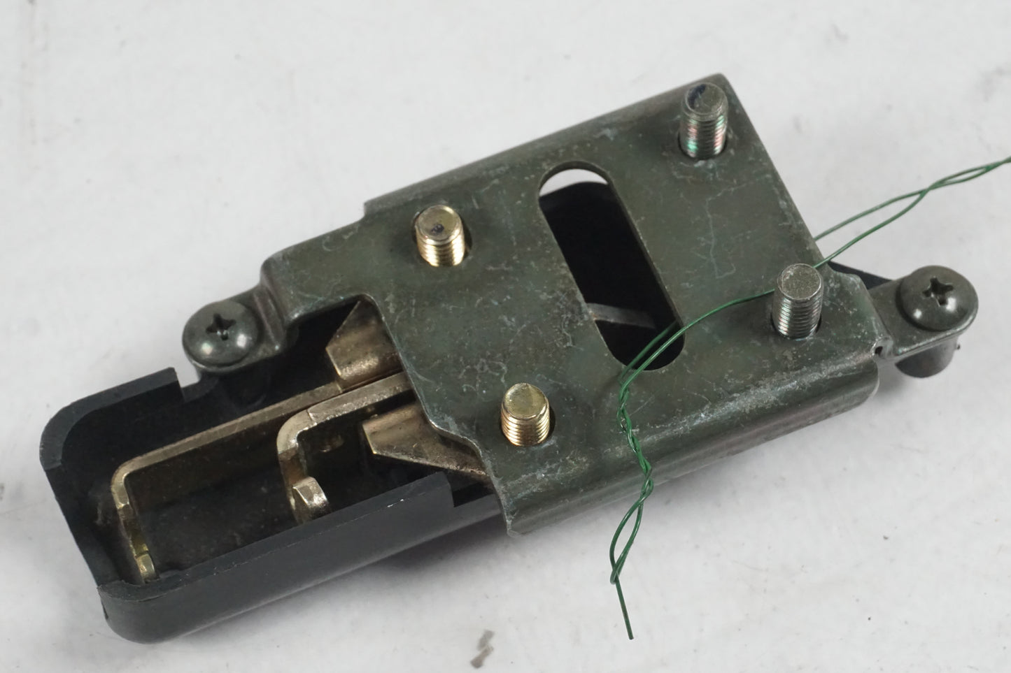 Baksidan på Sadellåsmekanism från en Yamaha YZF 1000 R1 -2000 motorcykel.