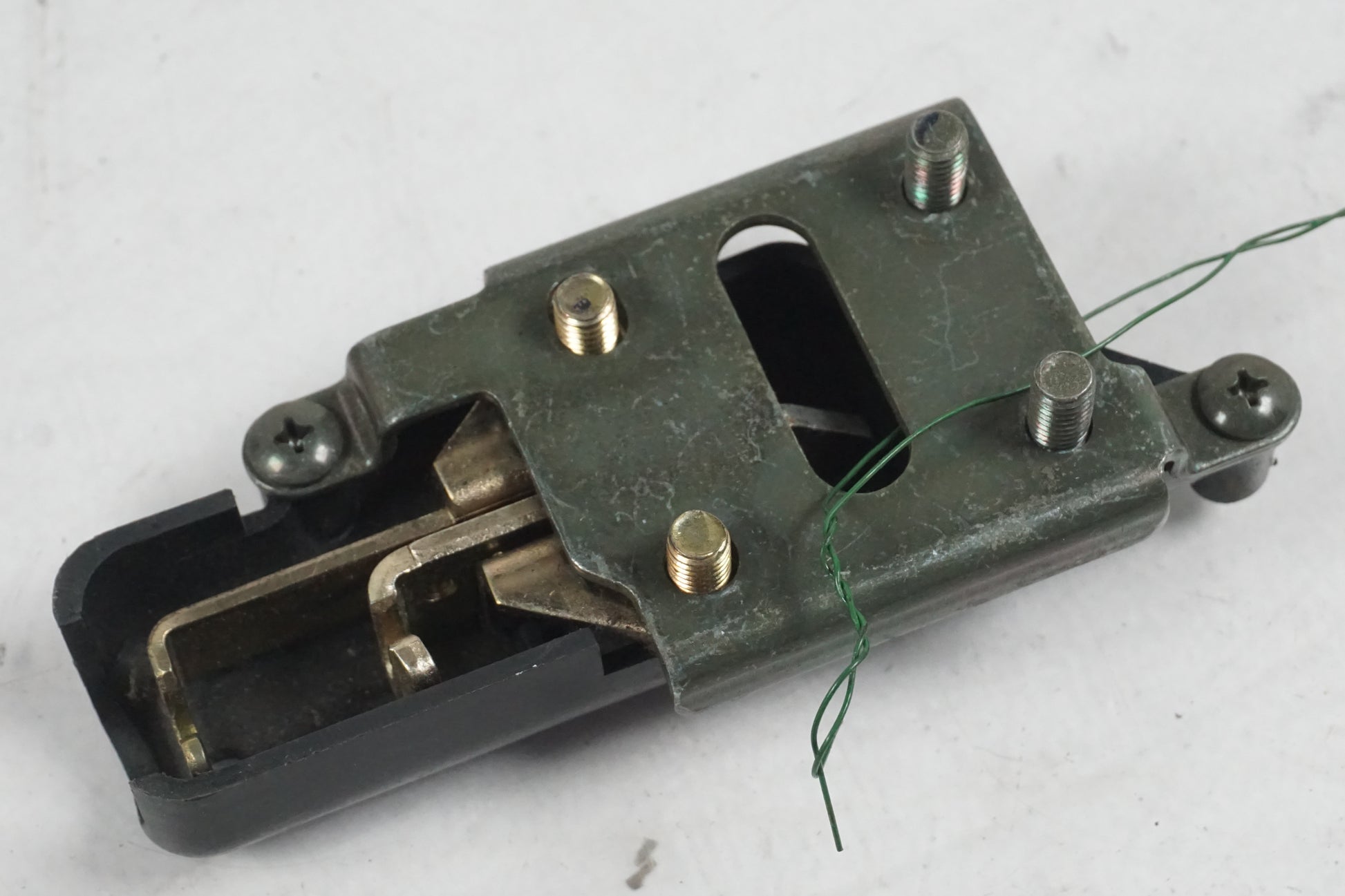 Baksidan på Sadellåsmekanism från en Yamaha YZF 1000 R1 -2000 motorcykel.