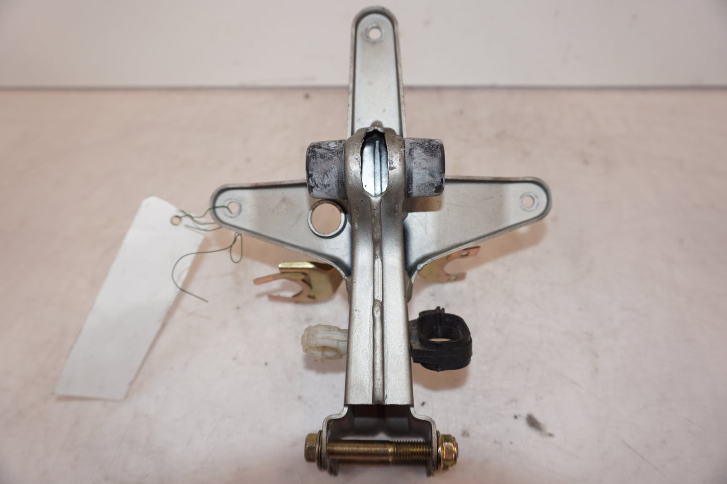 Snett nerifrån på Kåpstag från en Cagiva Gran Canyon 900 ie -1998 motorcykel.