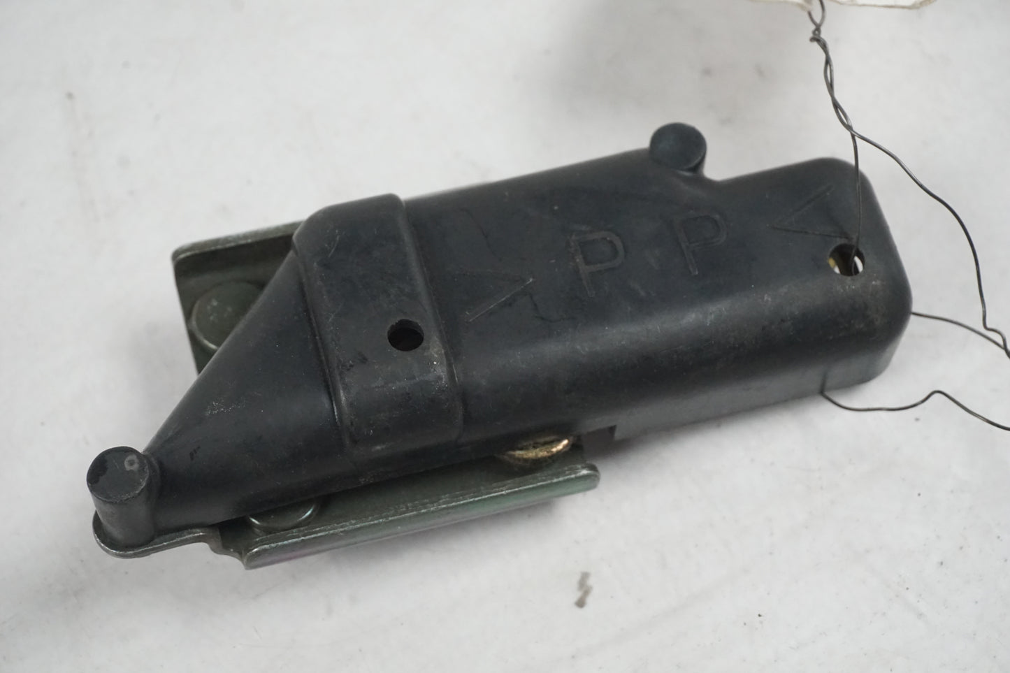 Framsidan på Sadellåsmekanism från en Yamaha YZF 1000 R1 -2000 motorcykel.