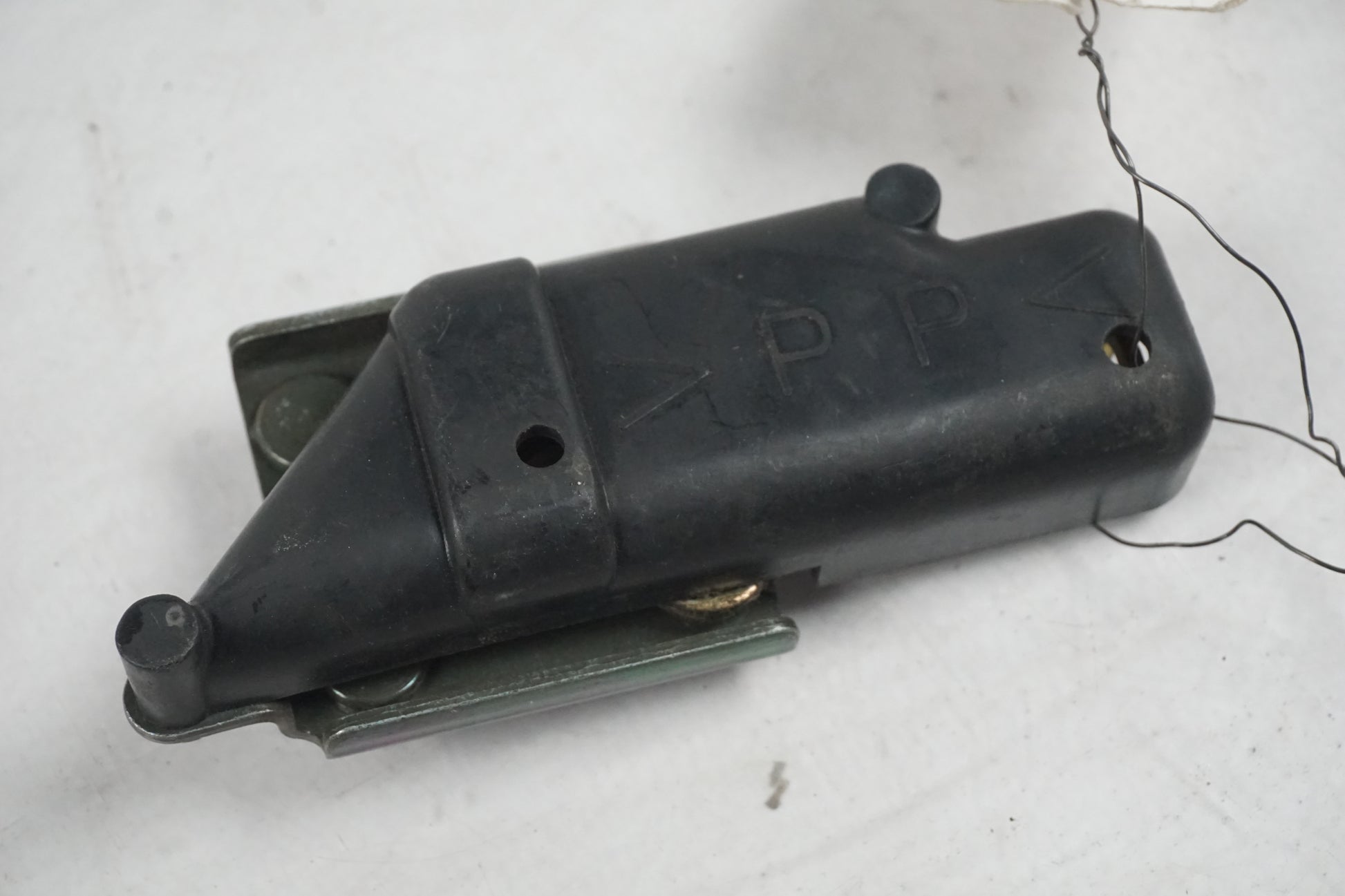 Framsidan på Sadellåsmekanism från en Yamaha YZF 1000 R1 -2000 motorcykel.