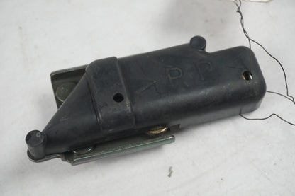 Framsidan på Sadellåsmekanism från en Yamaha YZF 1000 R1 -2000 motorcykel.