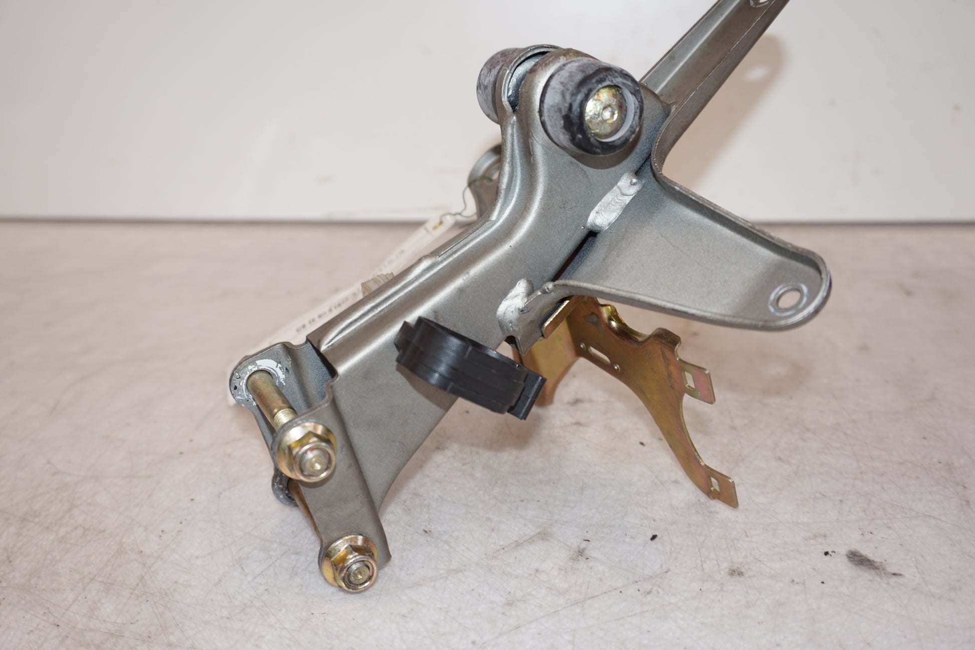 Extrabild2 på Kåpstag från en Cagiva Gran Canyon 900 ie -1998 motorcykel.