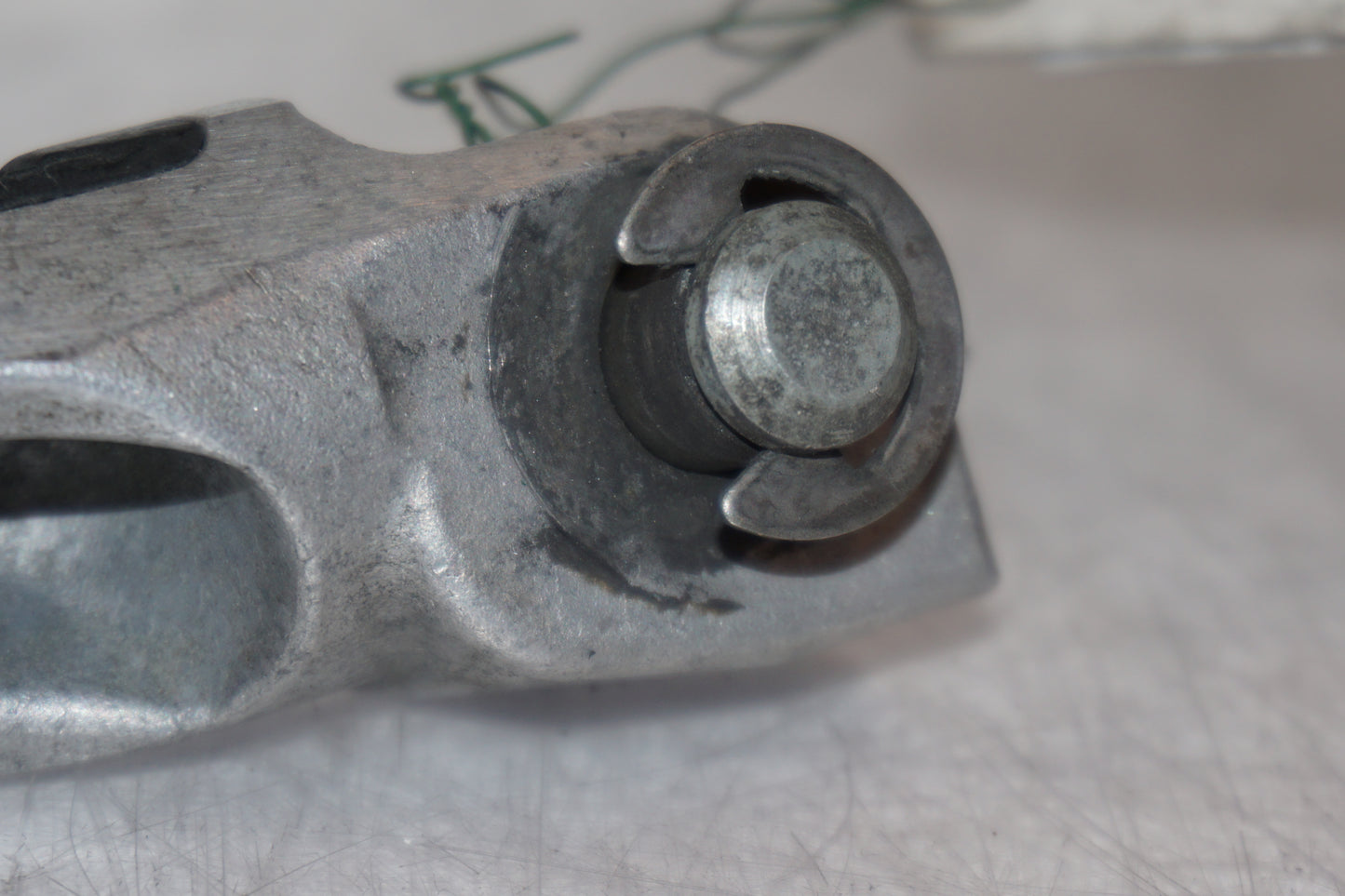 Snett nerifrån på Fotpinne från en Kawasaki ZX-6R -1997 motorcykel.