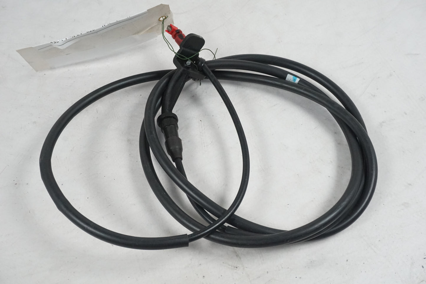 Framsidan på Sadellåsvajer från en Yamaha X-Max 250 -2012 scooter.