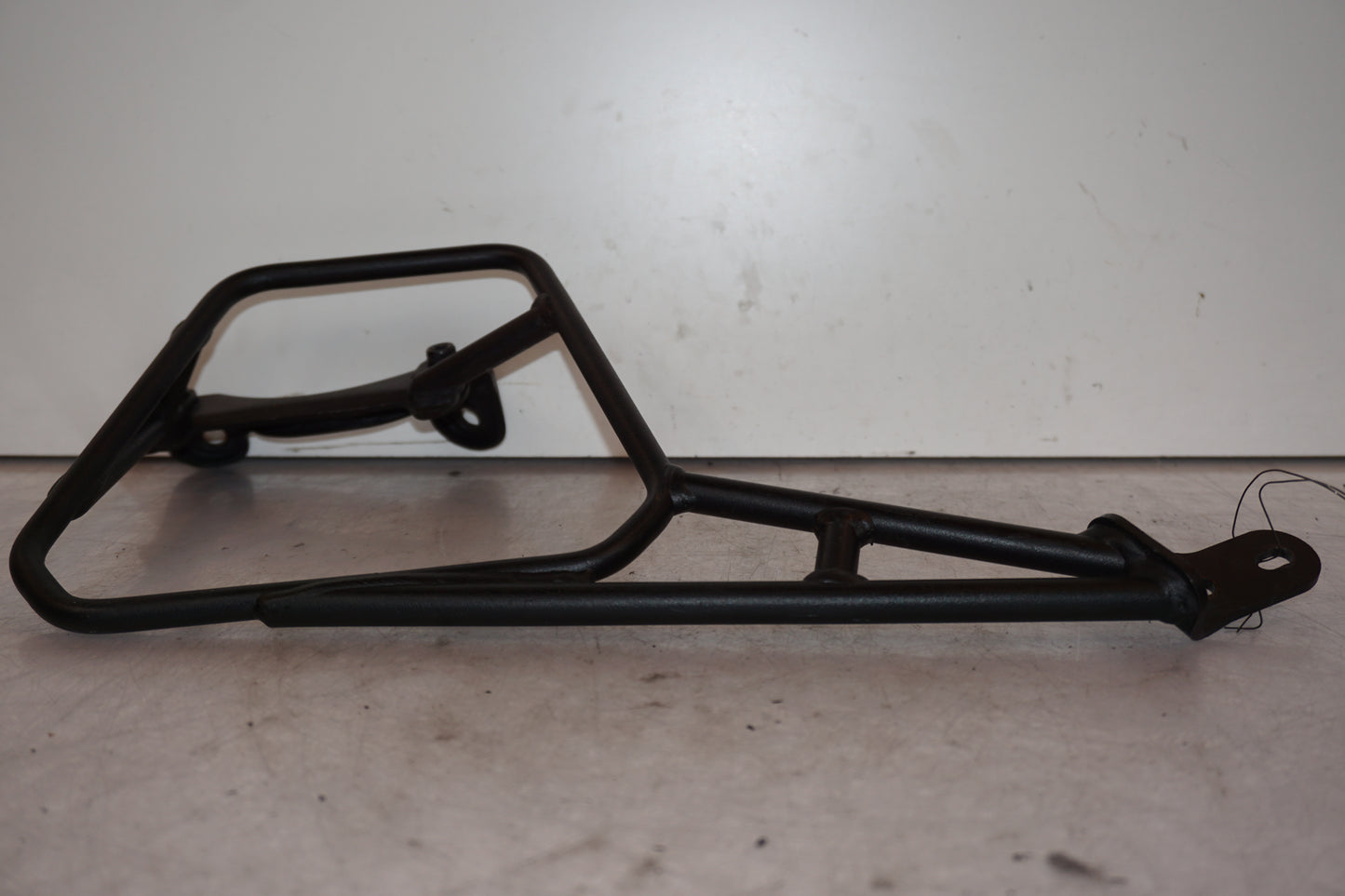 Baksidan på Passagerarhandtag från en Ducati Scrambler 800 -2016 motorcykel.