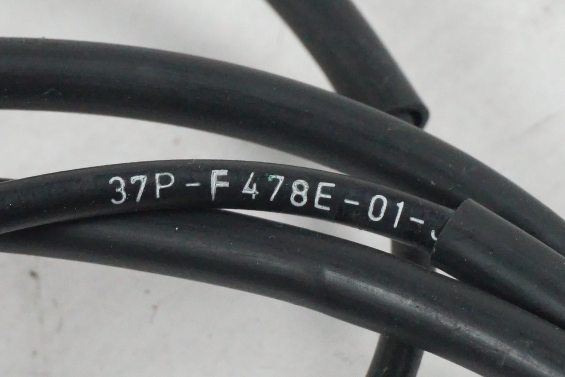 Höger sida på Sadellåsvajer från en Yamaha X-Max 250 -2012 scooter.