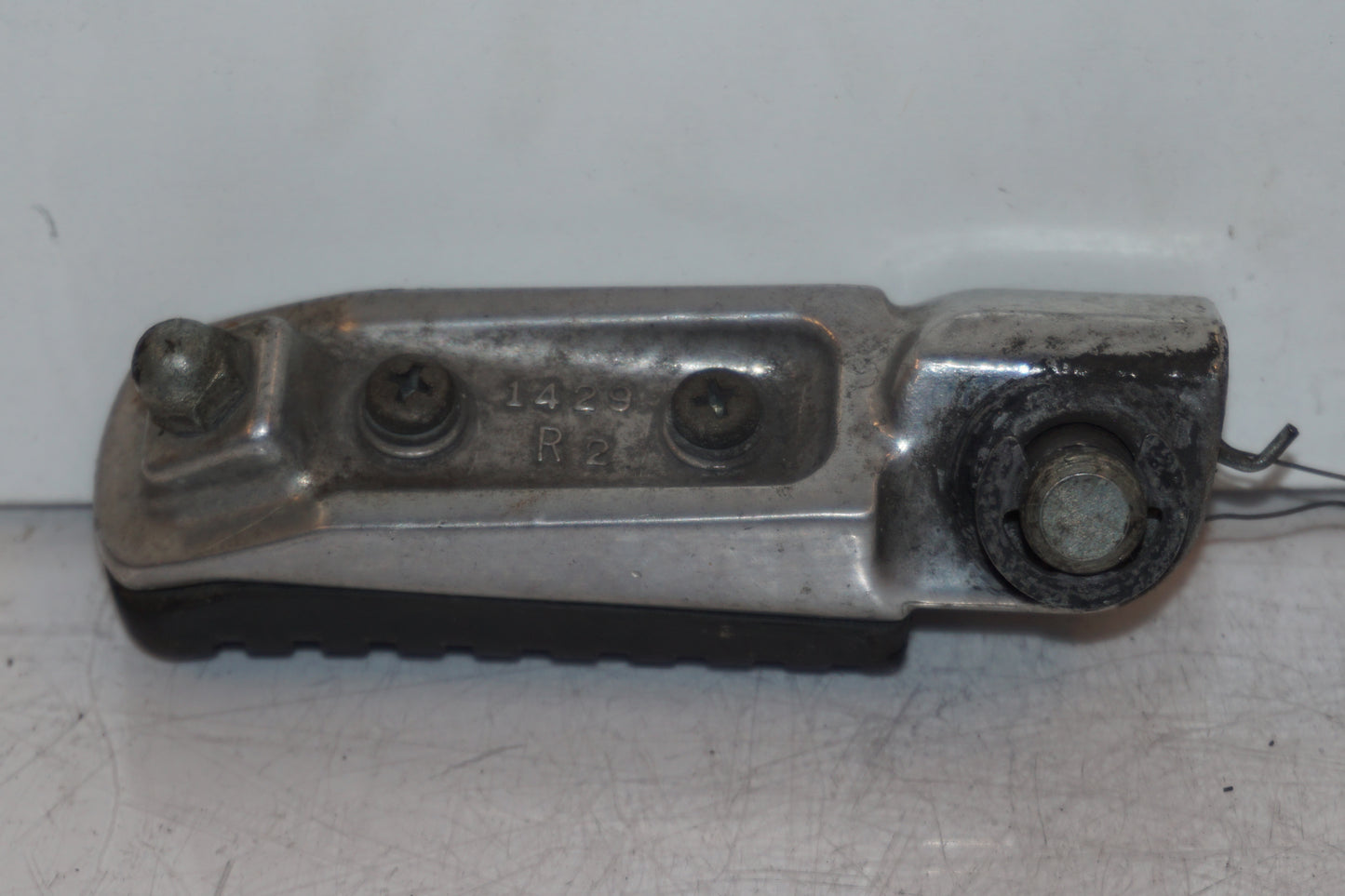 Höger sida på Fotpinne från en Kawasaki ZX-6R -1998 motorcykel.