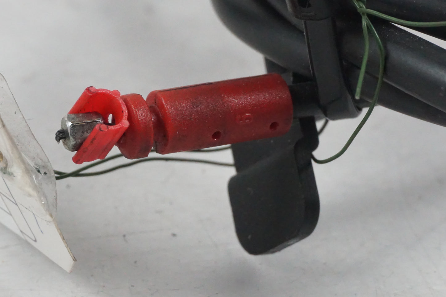 Vänster sida på Sadellåsvajer från en Yamaha X-Max 250 -2012 scooter.