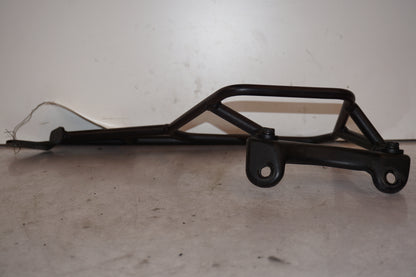 Vänster sida på Passagerarhandtag från en Ducati Scrambler 800 -2016 motorcykel.