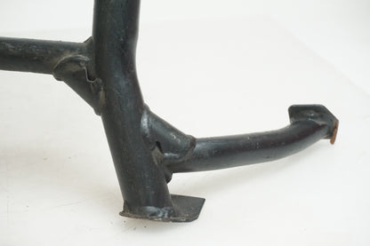 Baksidan på Centralstöd från en Triumph Sprint ST -2007 motorcykel.