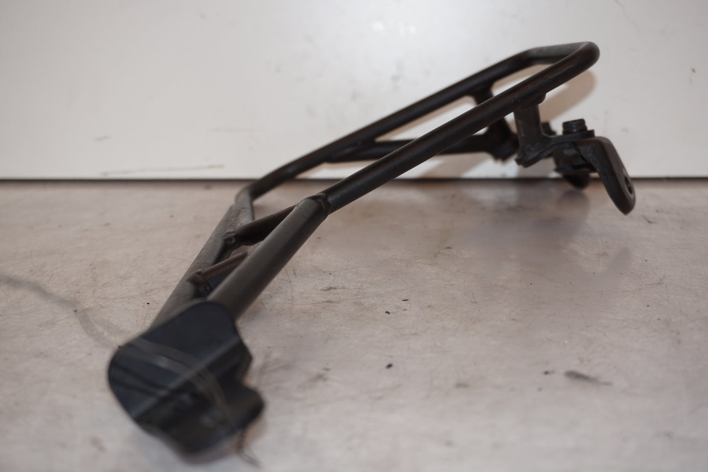 Snett uppifrån på Passagerarhandtag från en Ducati Scrambler 800 -2016 motorcykel.