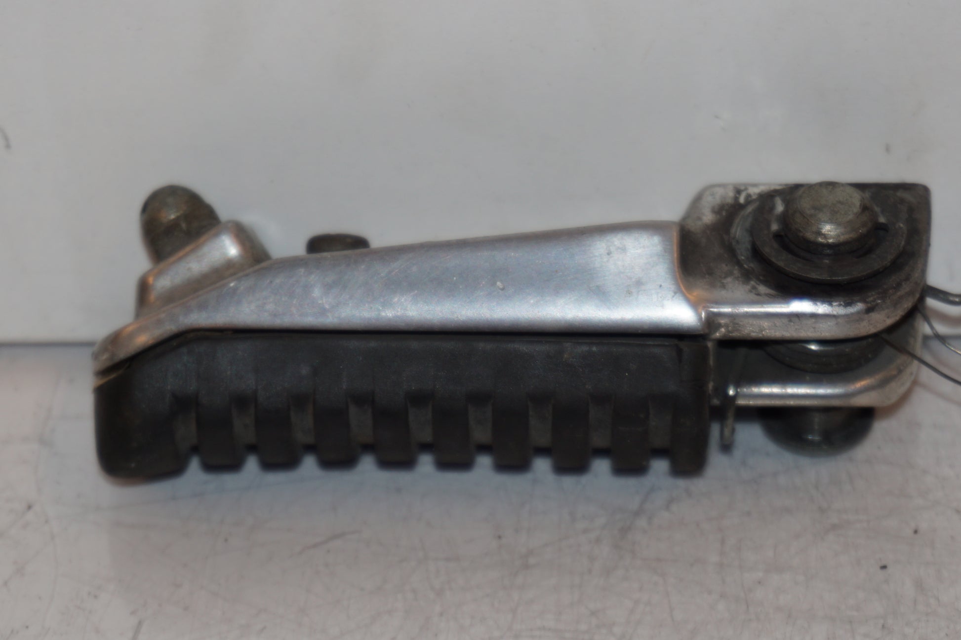 Vänster sida på Fotpinne från en Kawasaki ZX-6R -1998 motorcykel.