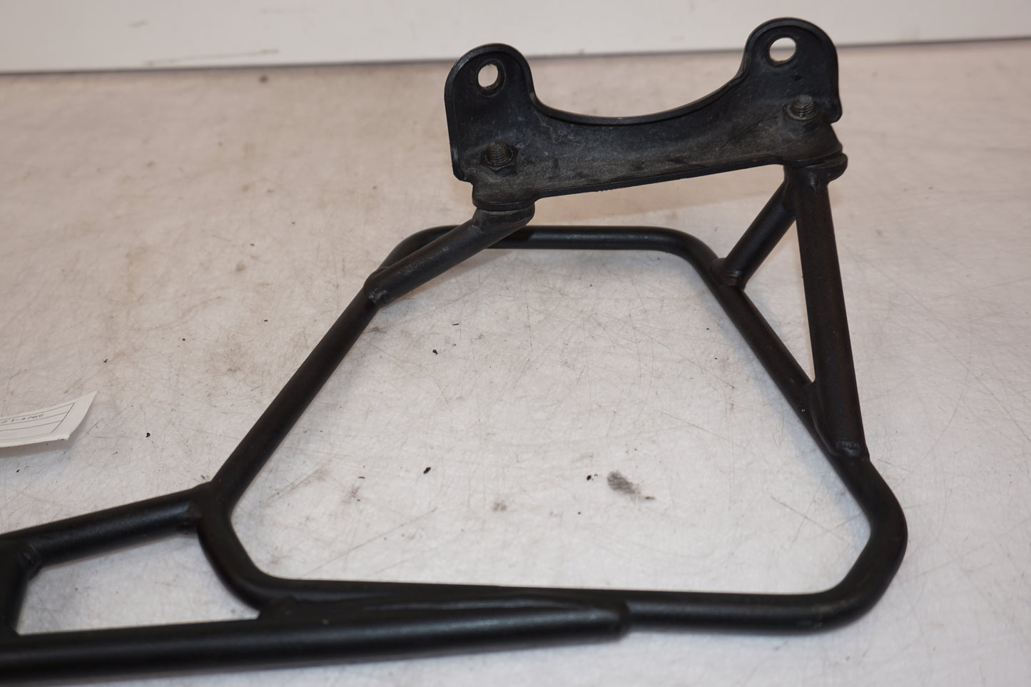 Snett nerifrån på Passagerarhandtag från en Ducati Scrambler 800 -2016 motorcykel.