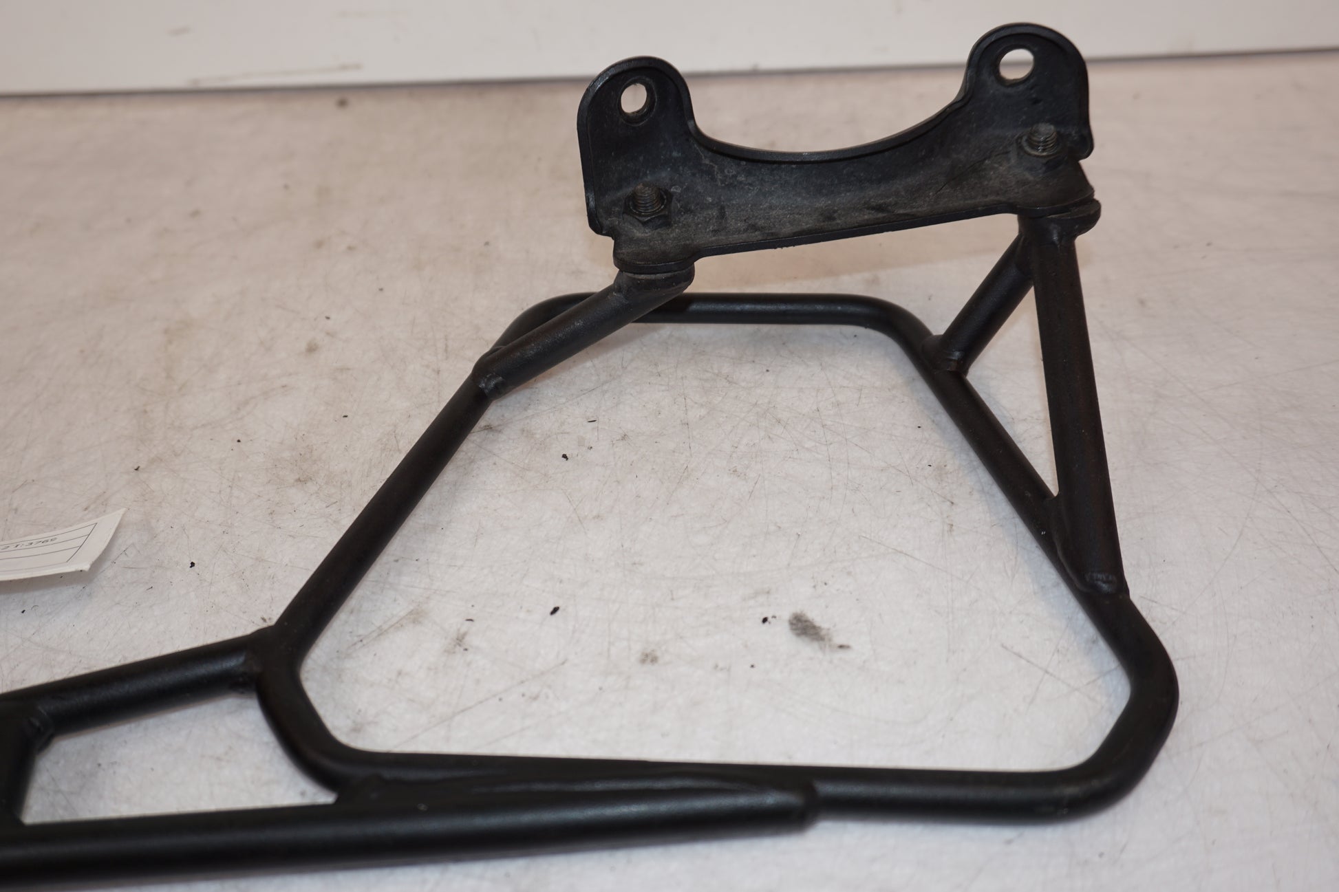 Snett nerifrån på Passagerarhandtag från en Ducati Scrambler 800 -2016 motorcykel.