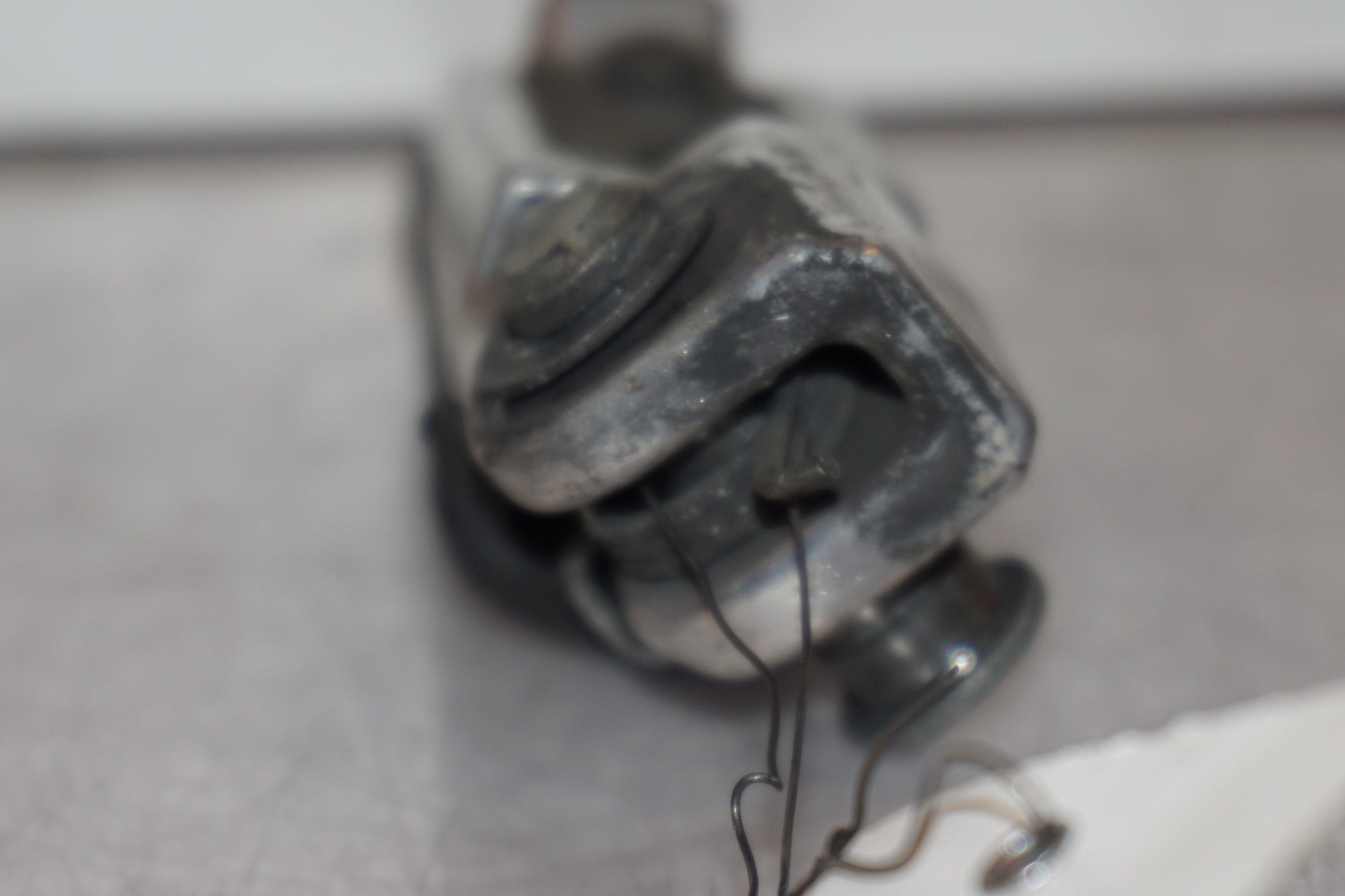 Snett nerifrån på Fotpinne från en Kawasaki ZX-6R -1998 motorcykel.