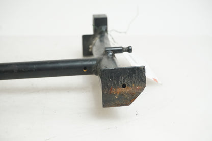 Snett nerifrån på Centralstöd från en Triumph Sprint ST -2007 motorcykel.