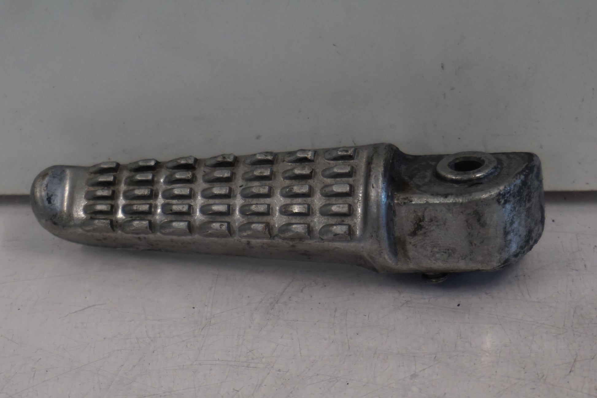 Framsidan på Fotpinne från en Kawasaki Versys 650 -2007 motorcykel.