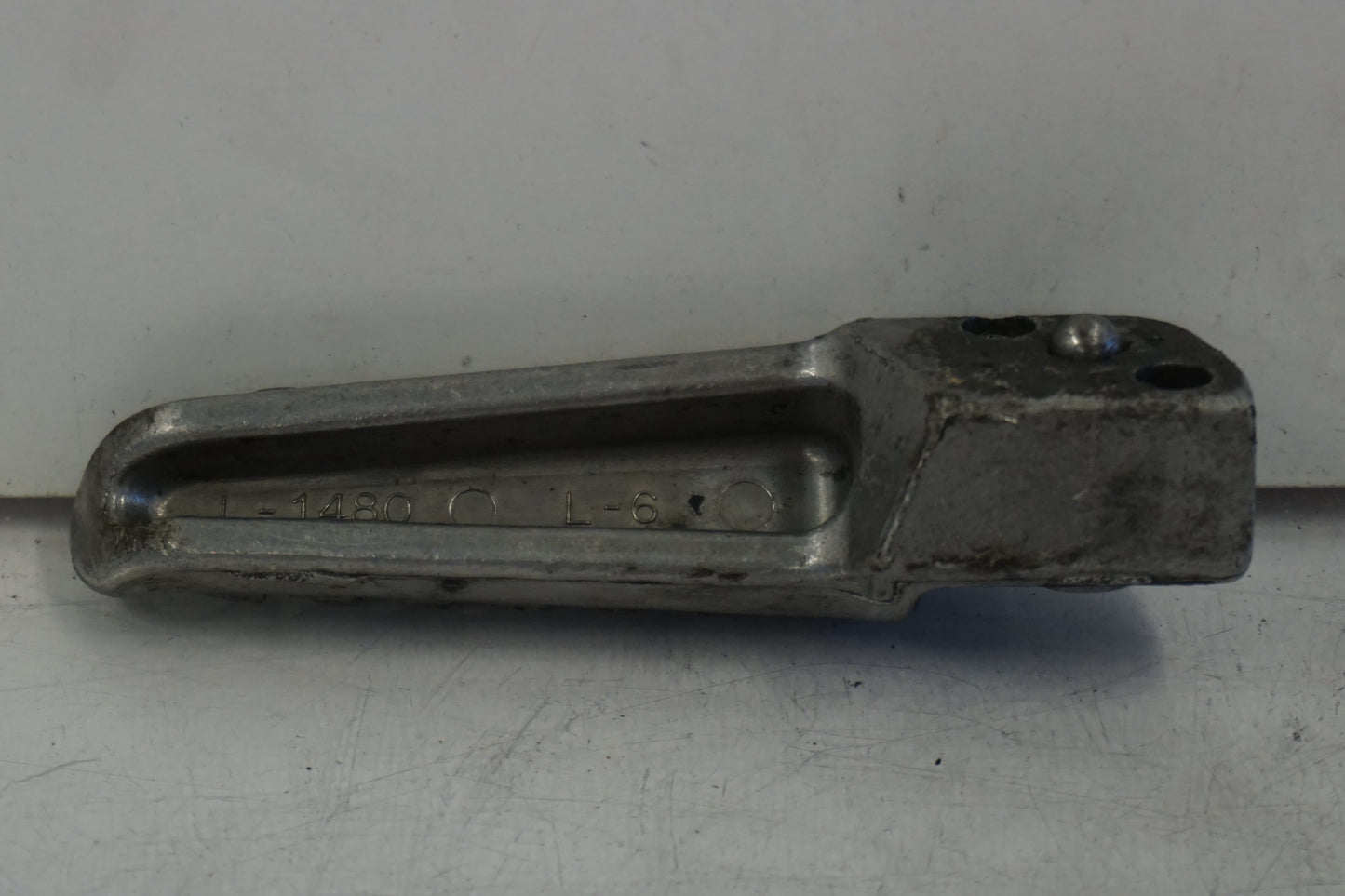 Höger sida på Fotpinne från en Kawasaki Versys 650 -2007 motorcykel.